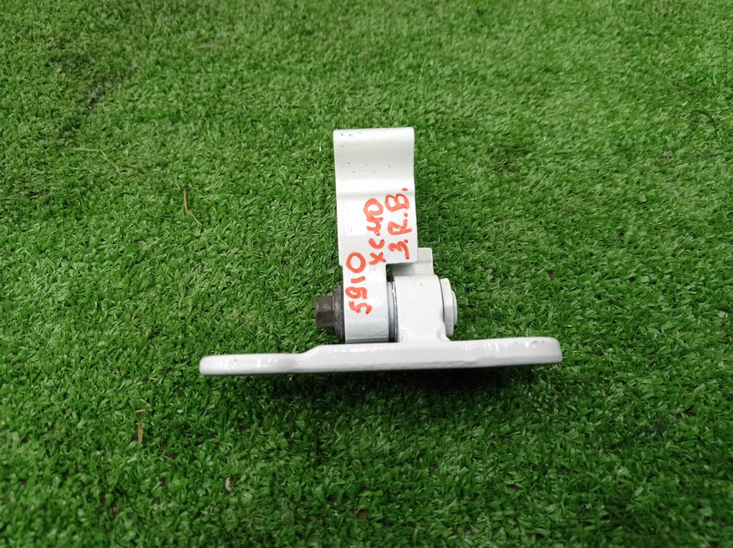 Петля двери