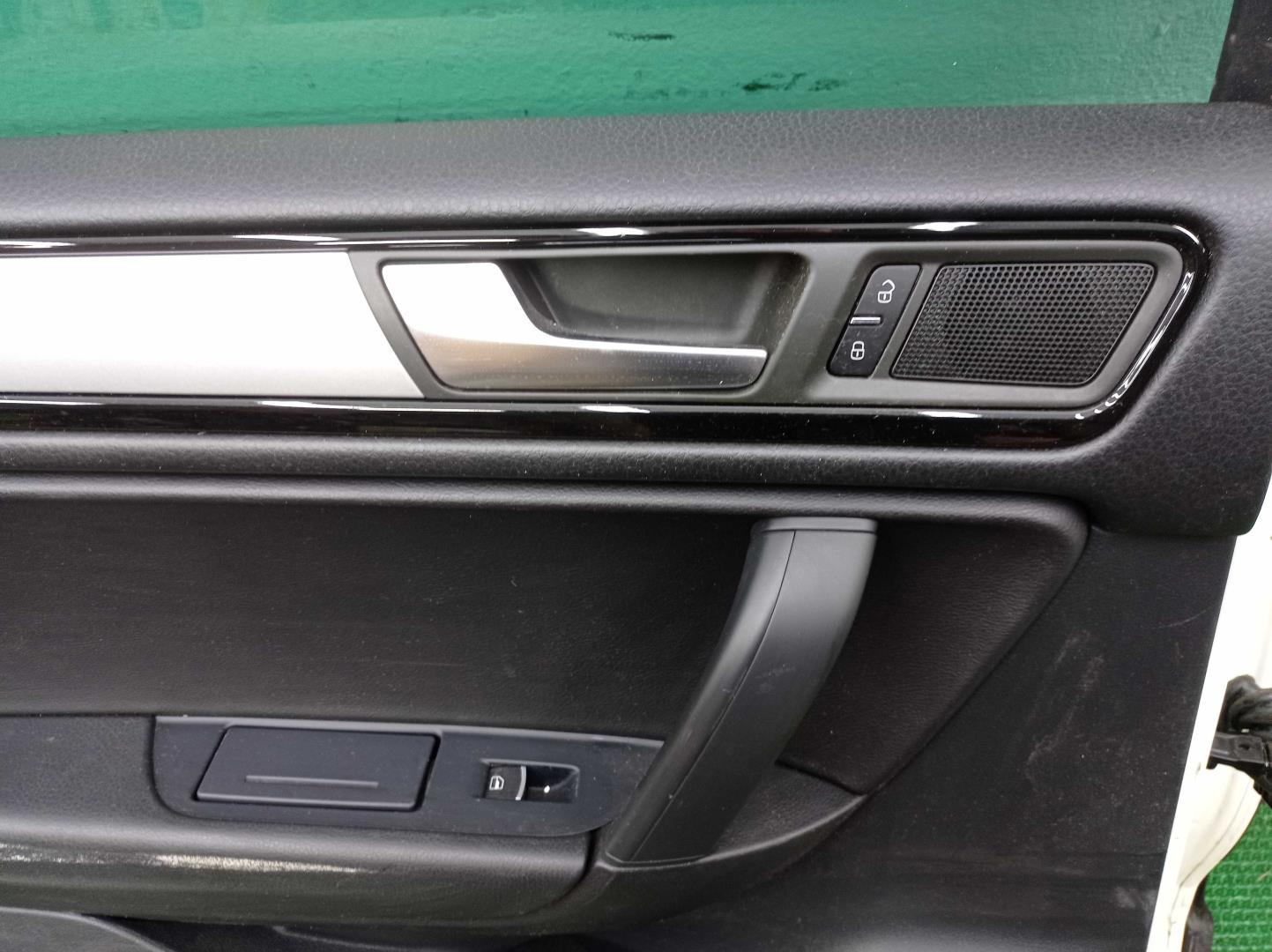 Стекло двери задней левой