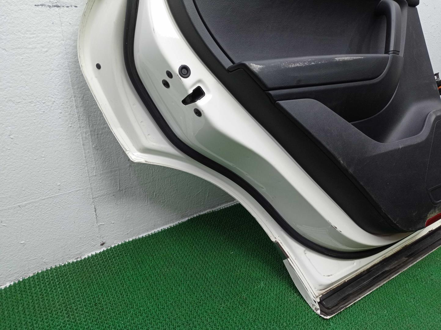 Стекло двери задней левой