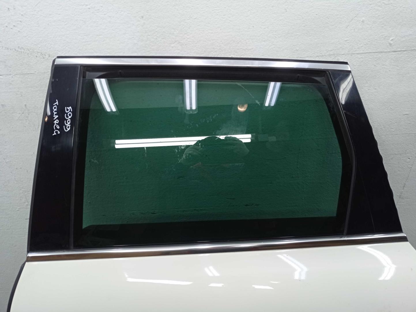 Стекло двери задней левой