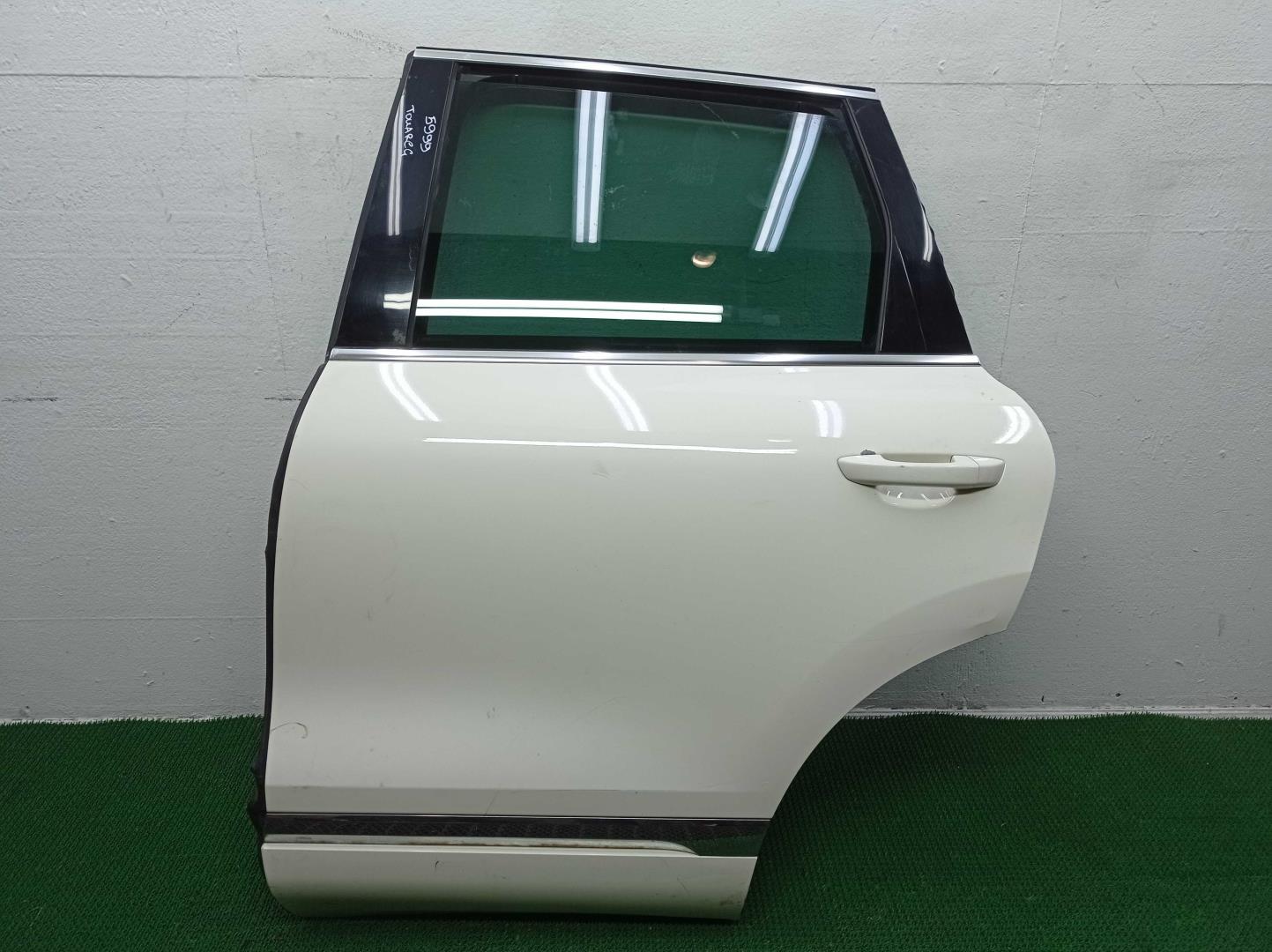 Стекло двери задней левой