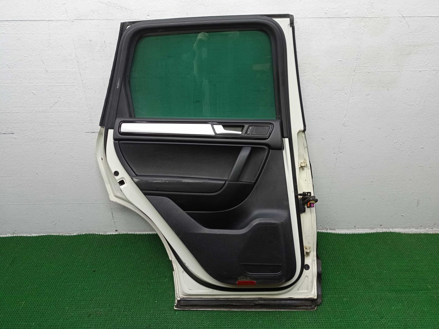 Стекло двери задней левой