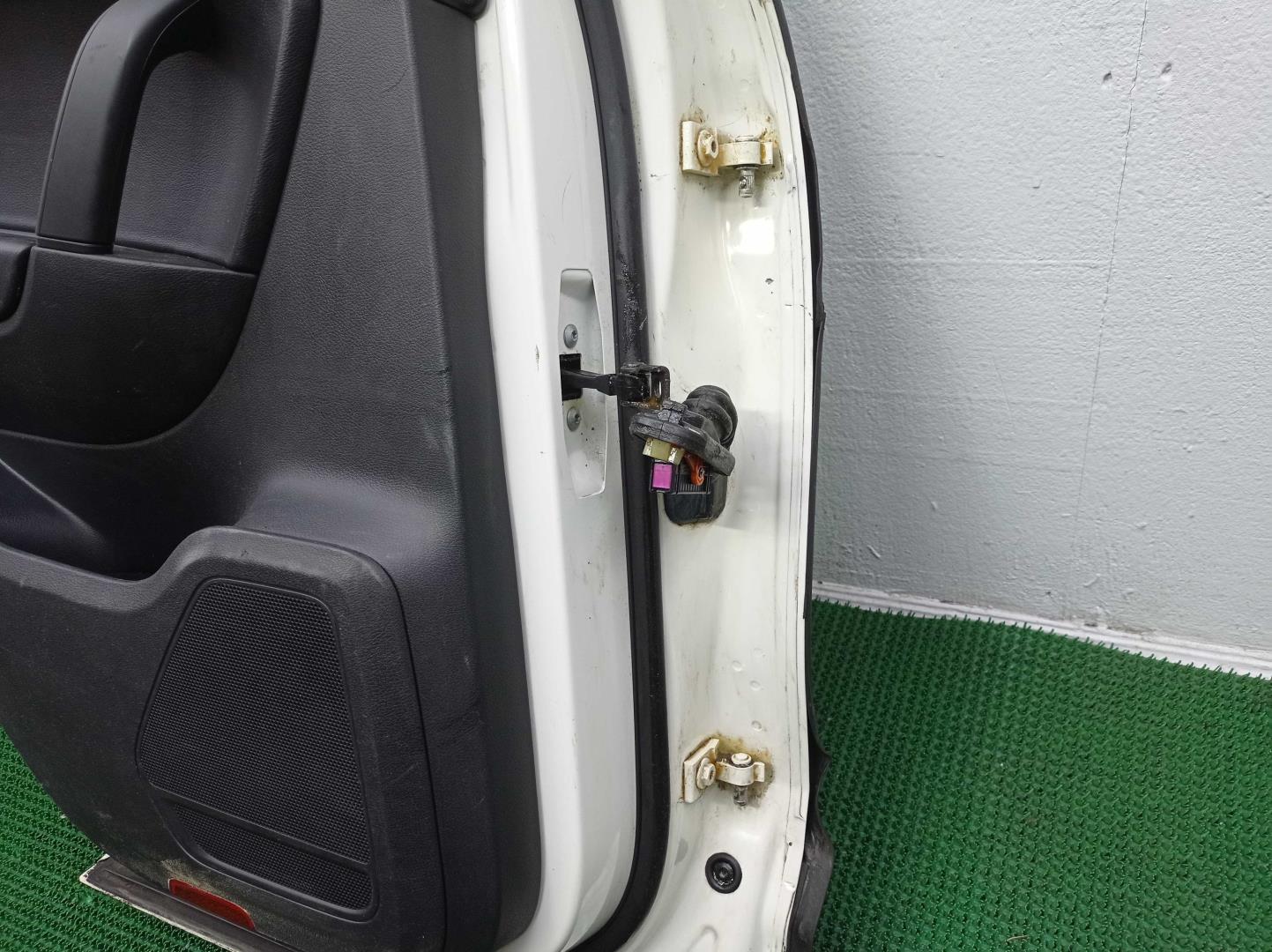 Стекло двери задней левой