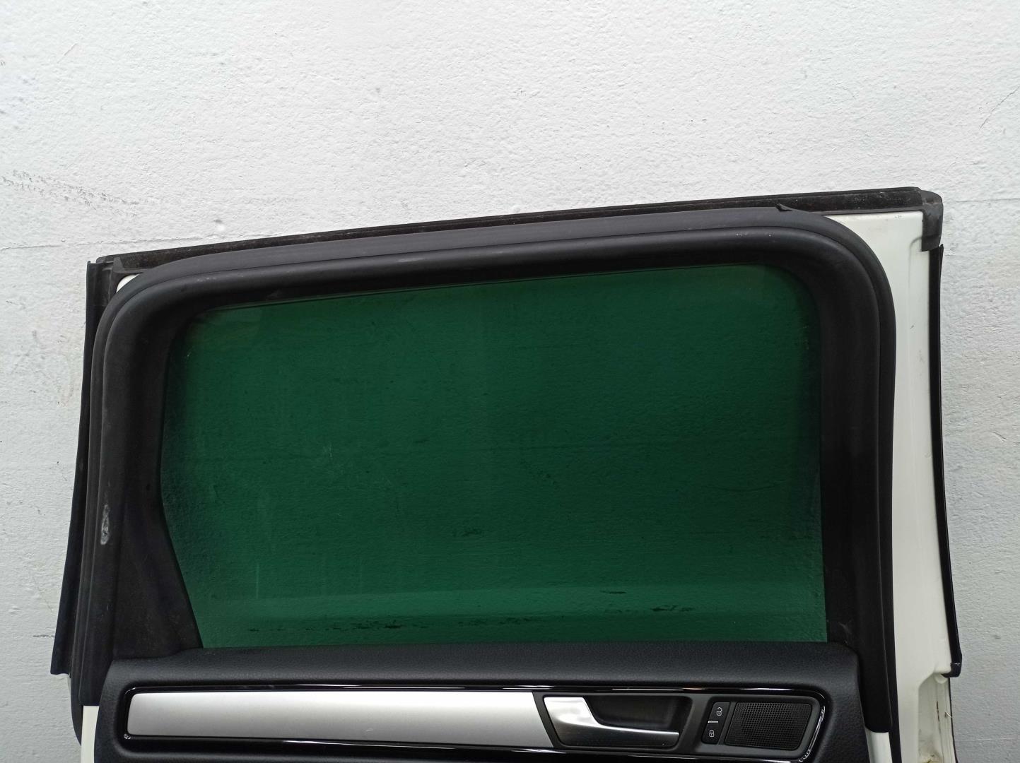 Стекло двери задней левой