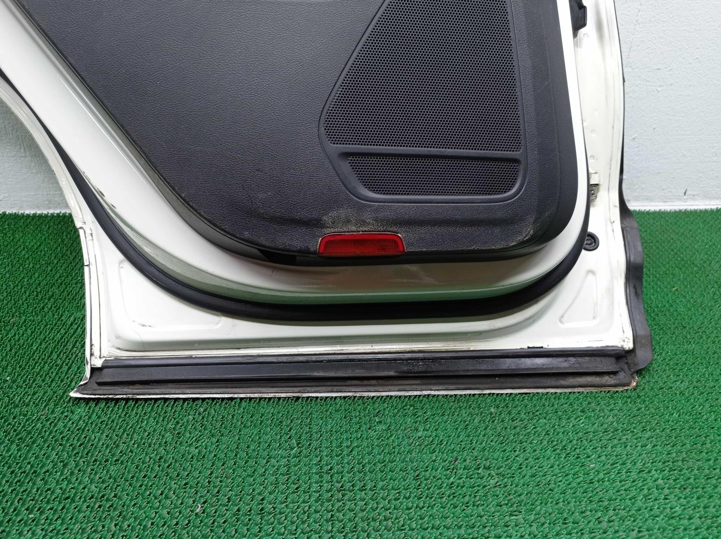 Стекло двери задней левой