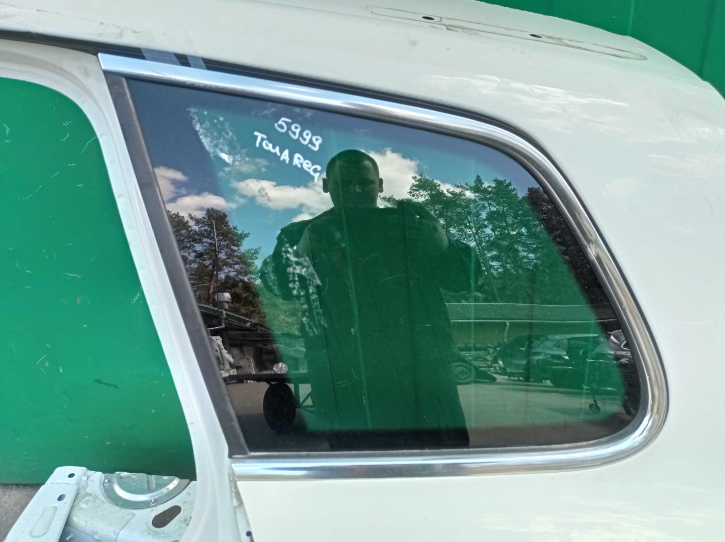 Стекло кузовное глухое левое