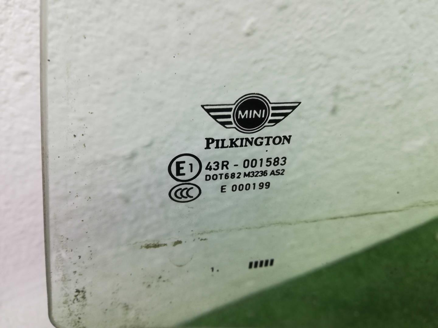 Стекло двери задней левой