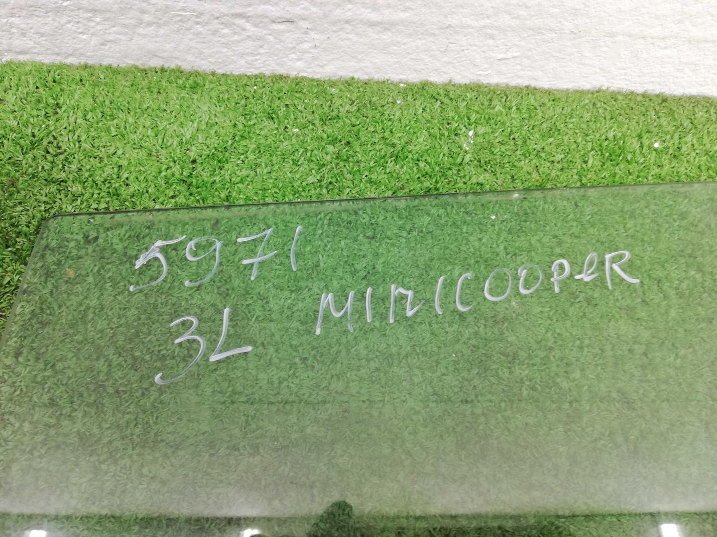 Стекло двери задней левой