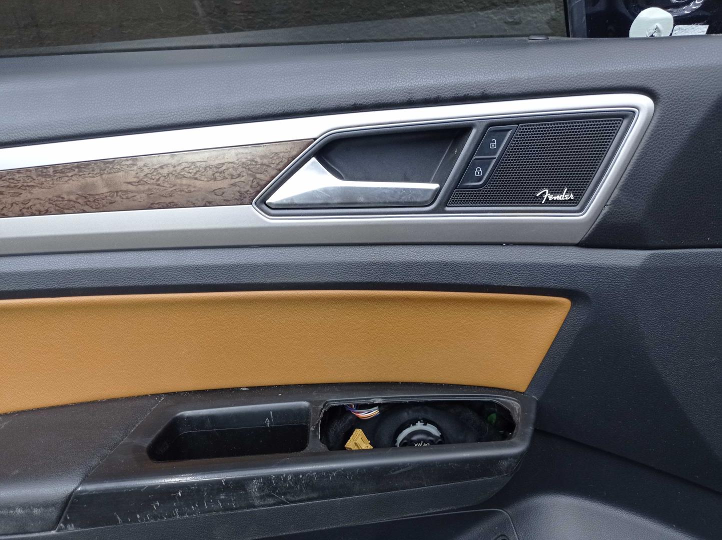 Замок двери передней левой