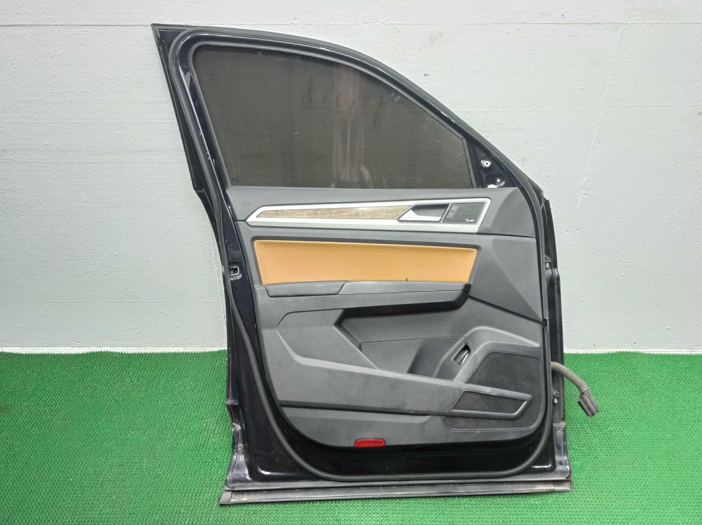 Замок двери передней левой