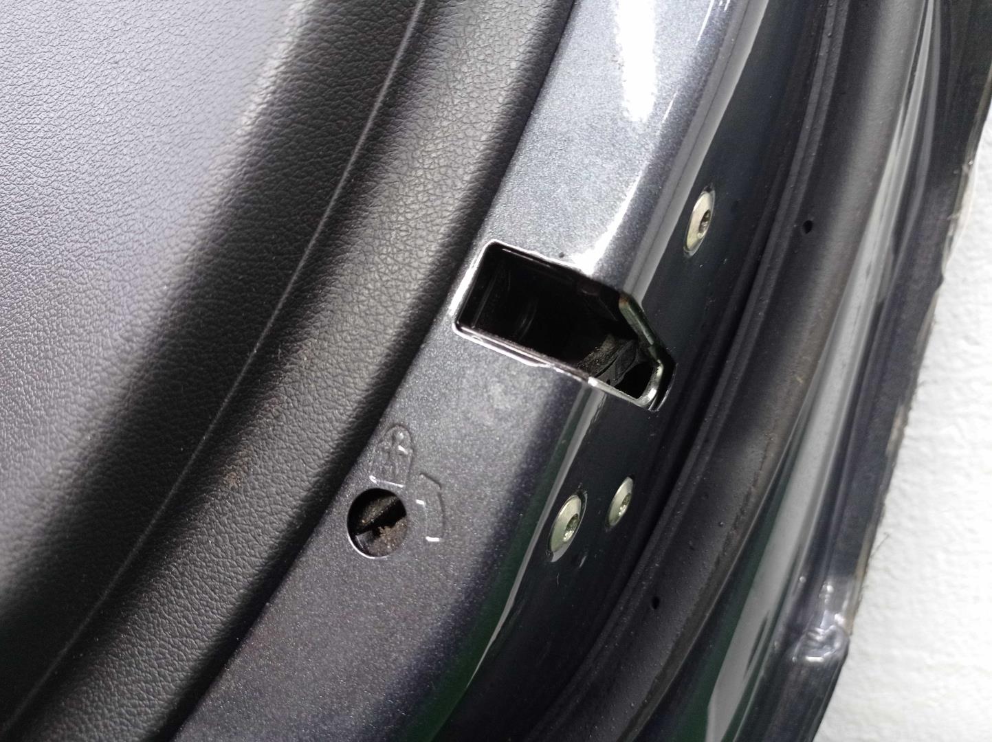 Замок двери задней правой