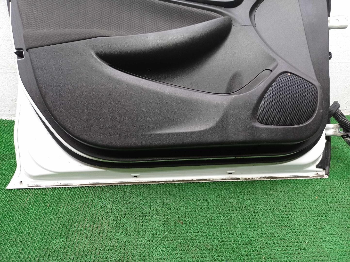 Замок двери передней левой