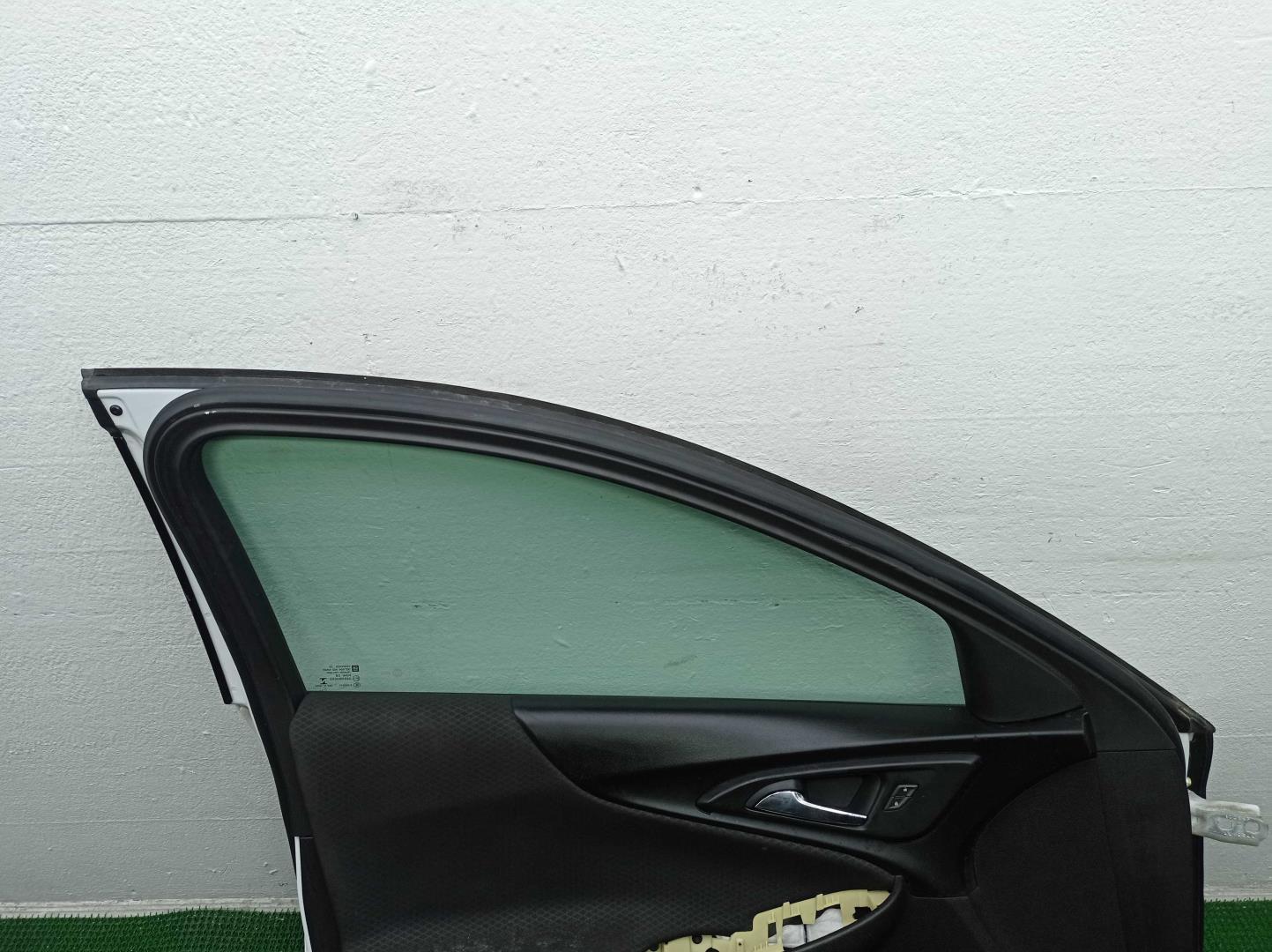 Замок двери передней левой