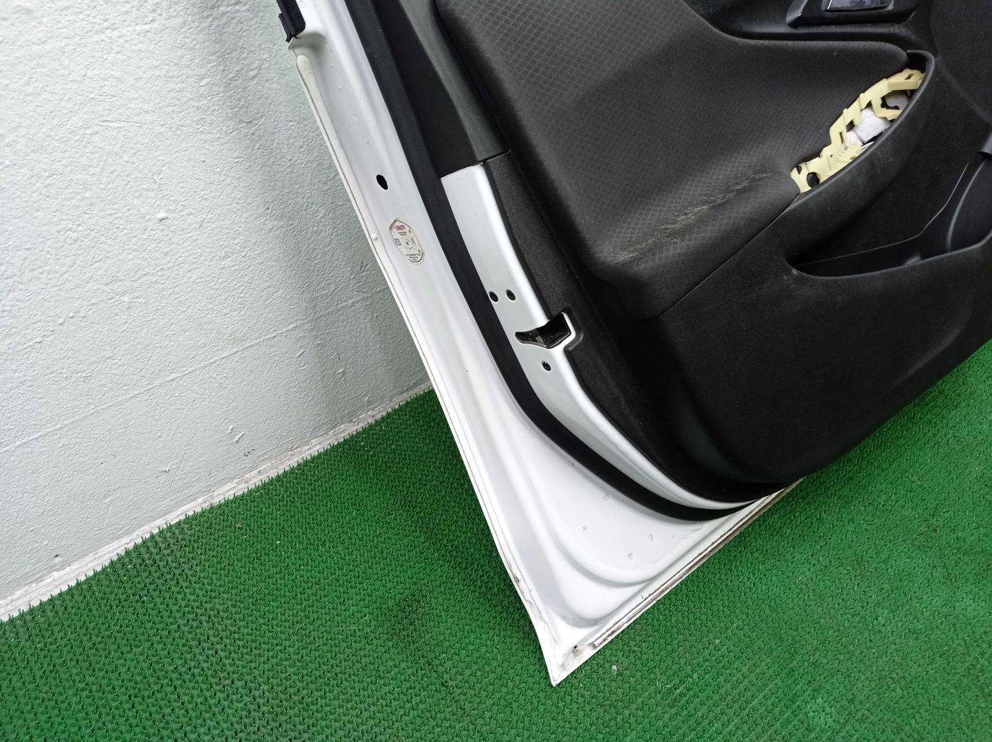 Замок двери передней левой