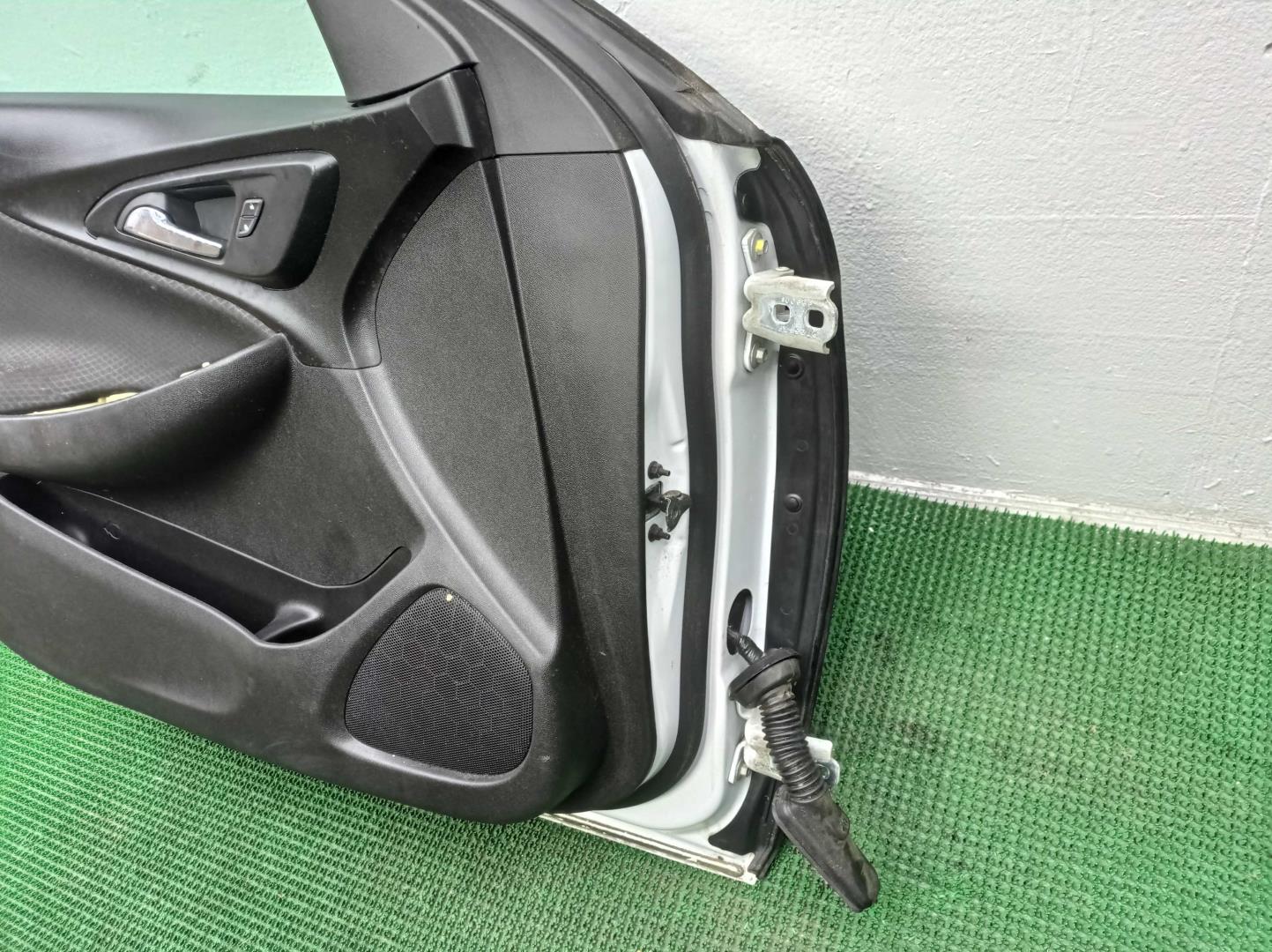 Замок двери передней левой