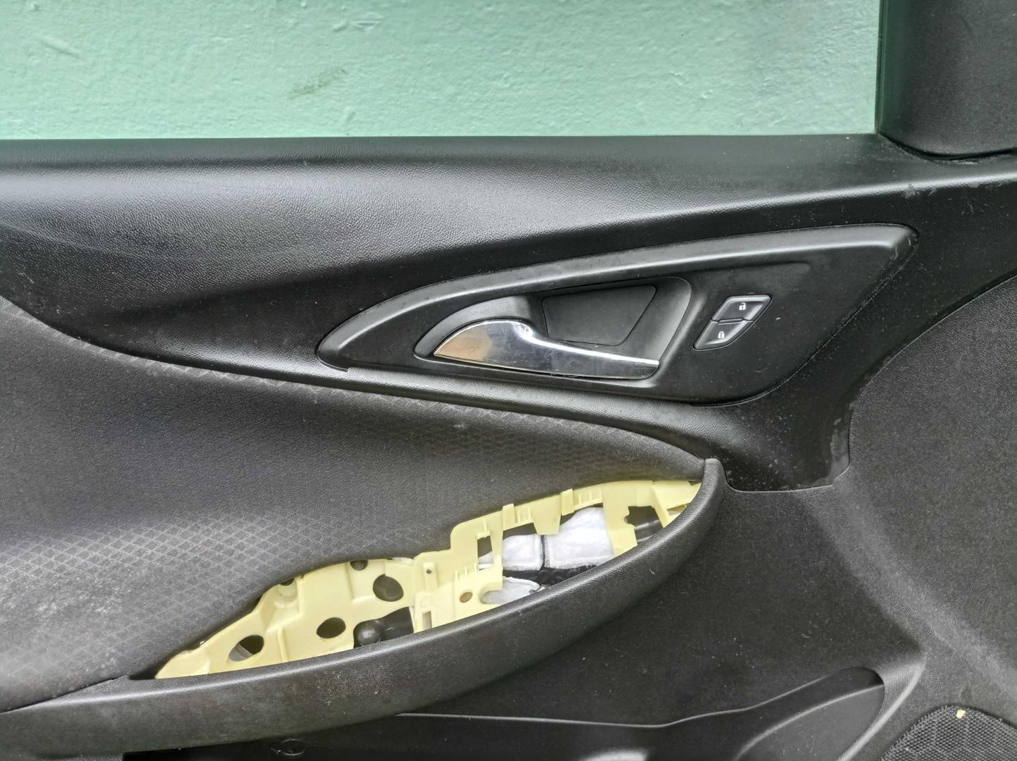 Замок двери передней левой