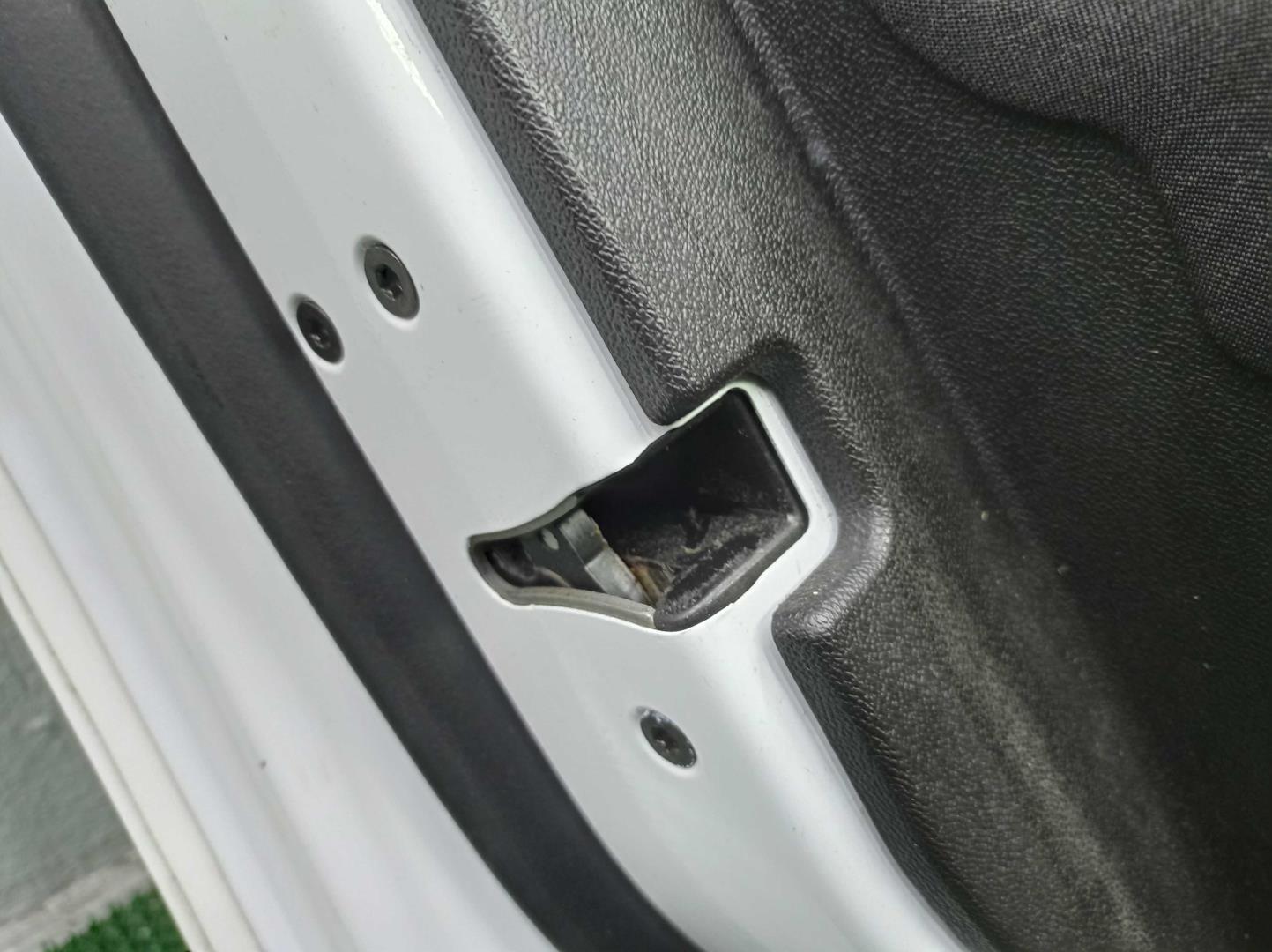 Замок двери передней левой