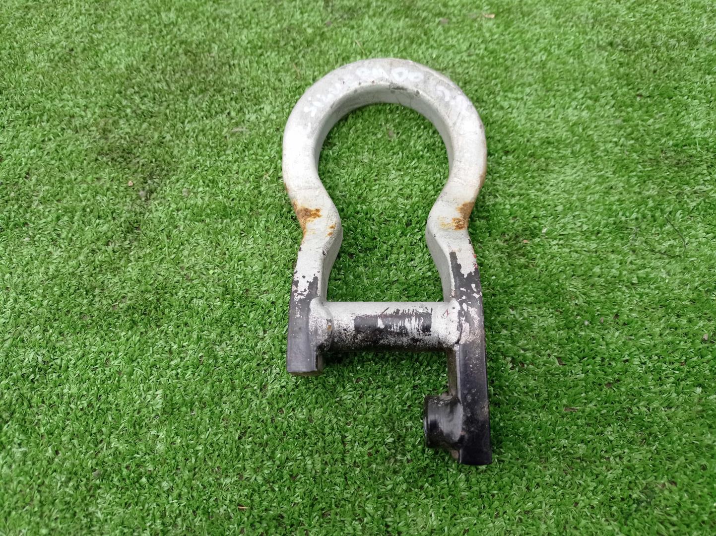 Крюк буксировочный