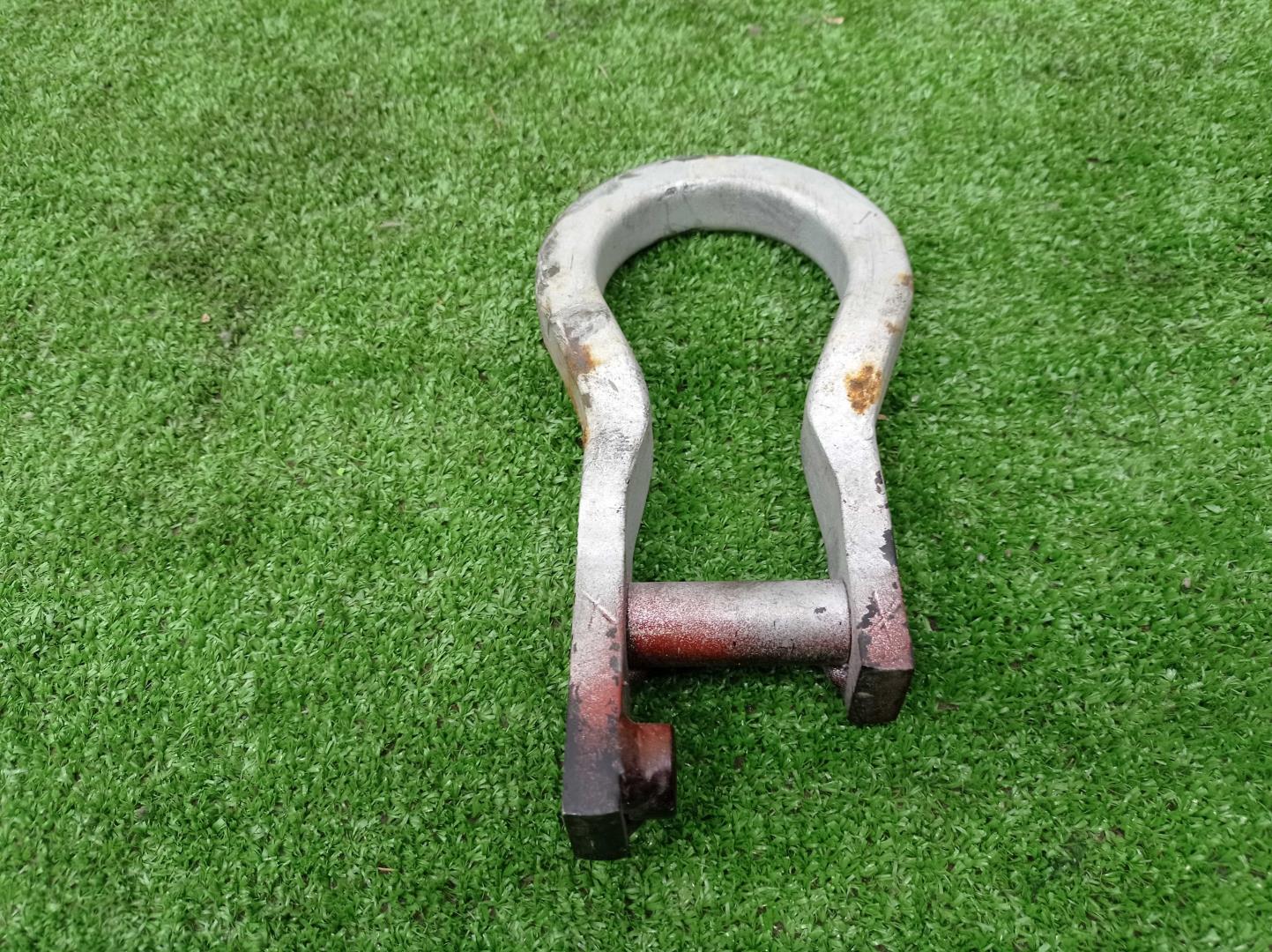 Крюк буксировочный