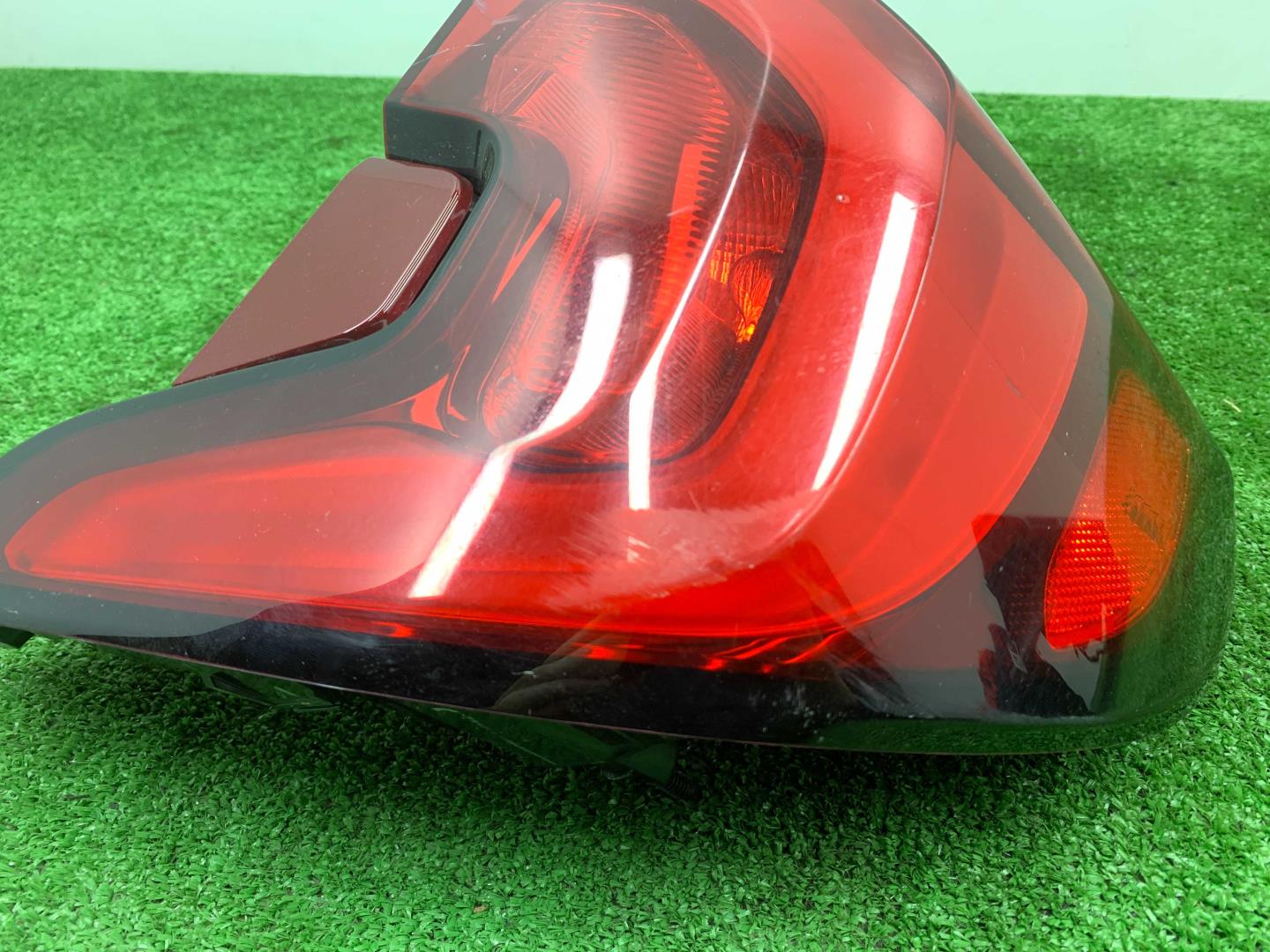 Фонарь задний наружный правый