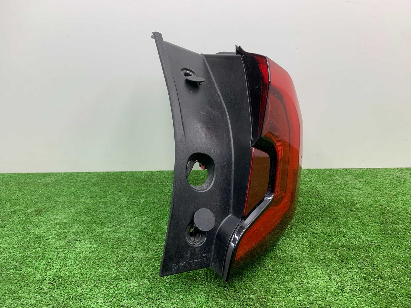 Фонарь задний наружный правый