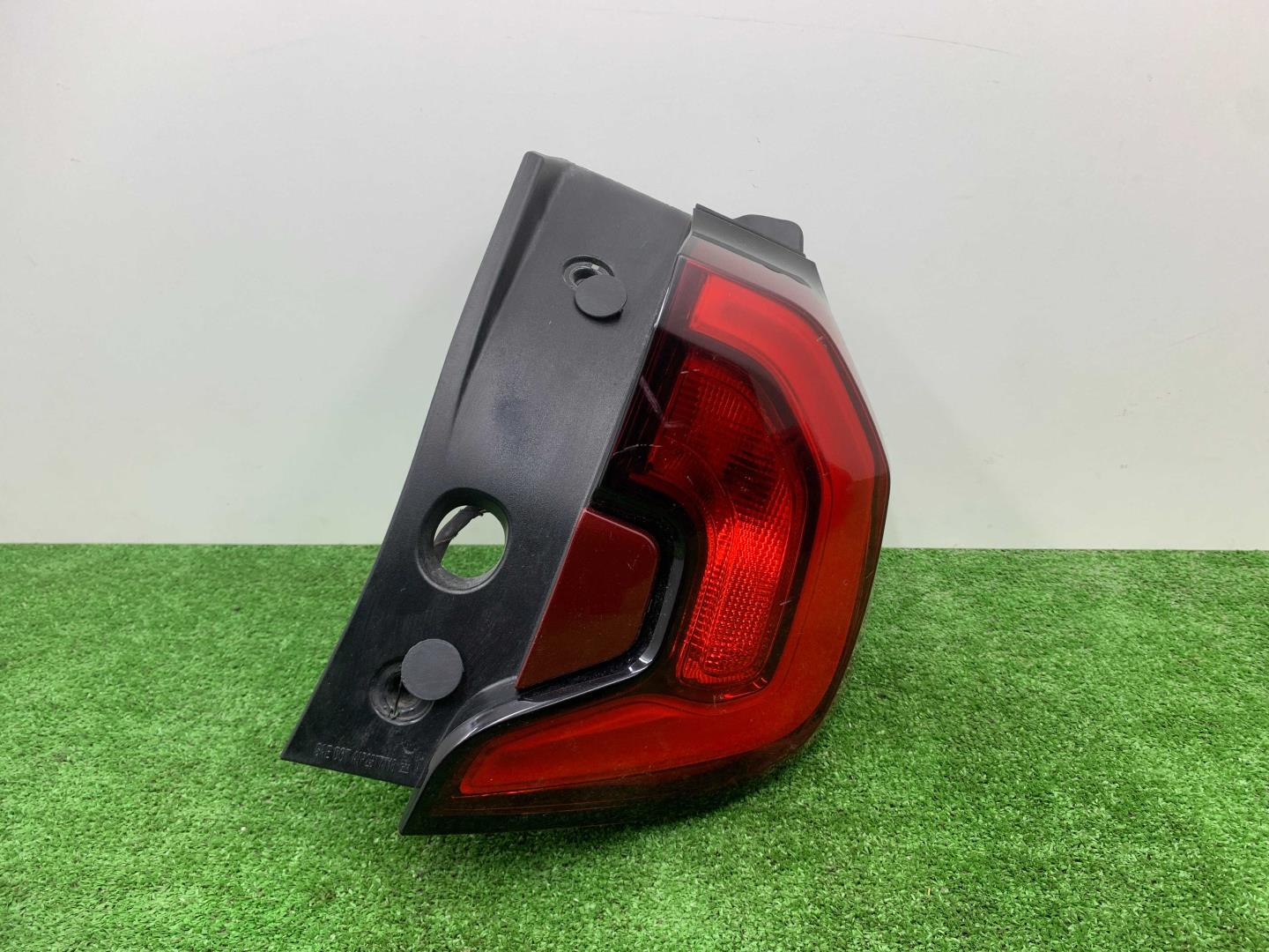 Фонарь задний наружный правый