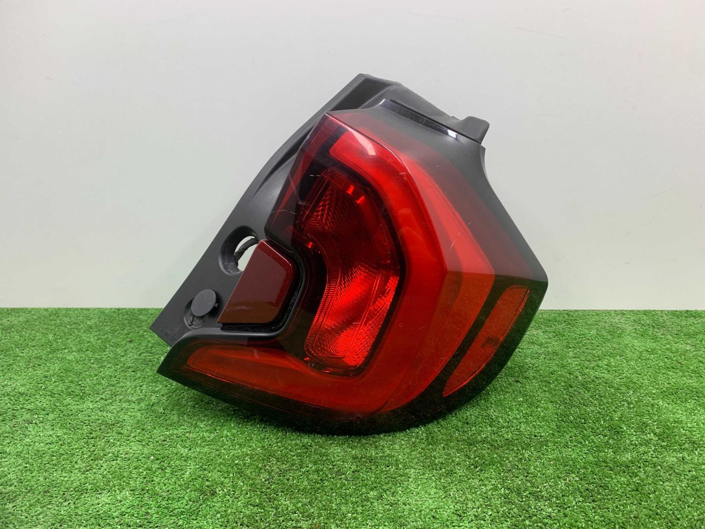 Фонарь задний наружный правый