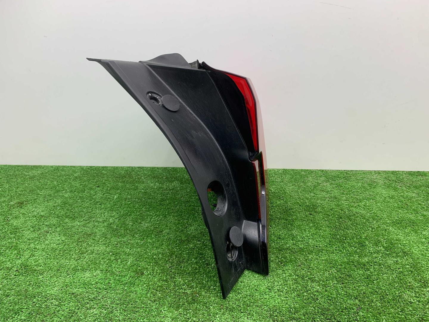 Фонарь задний наружный правый