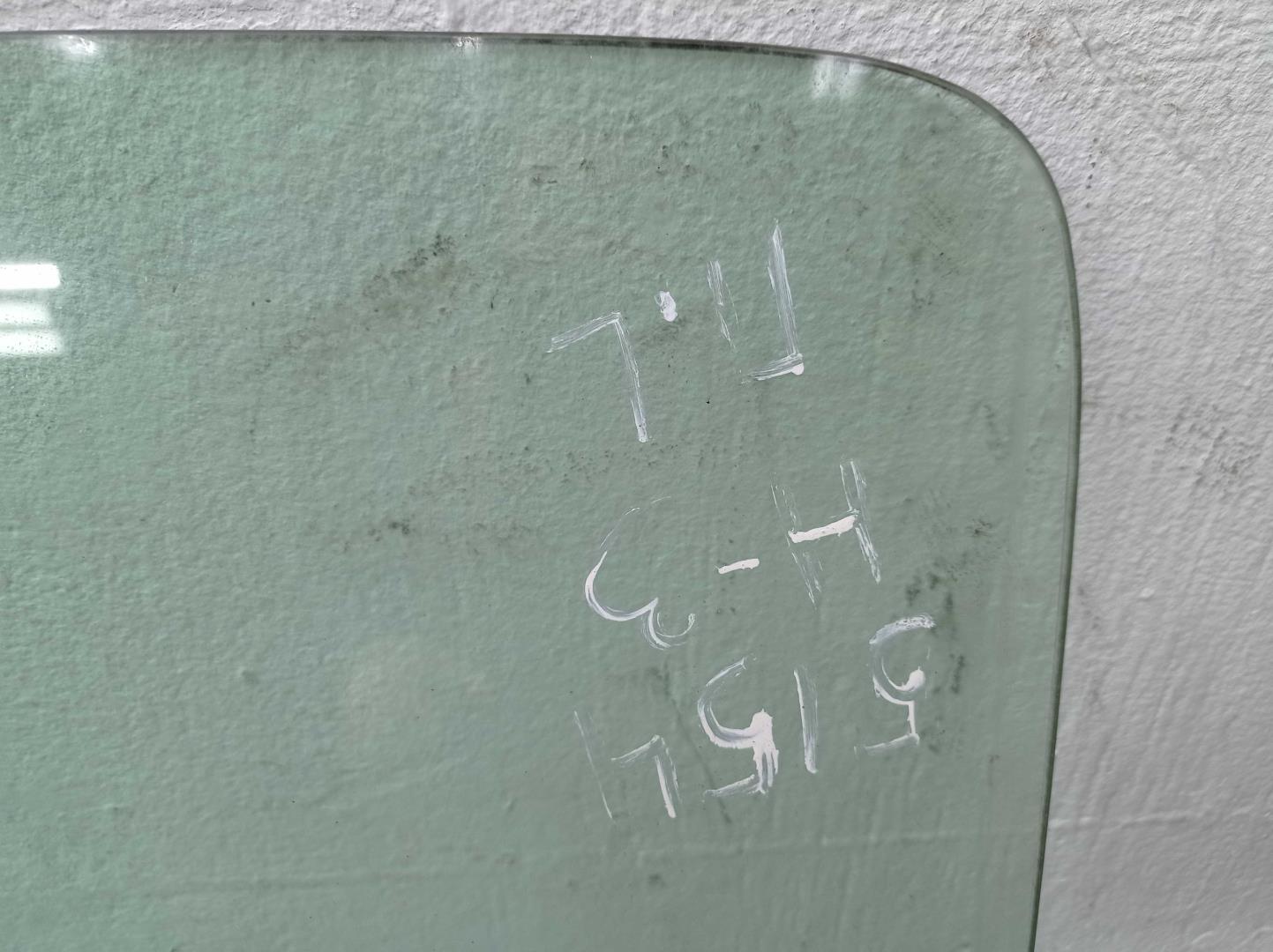 Стекло двери передней левой