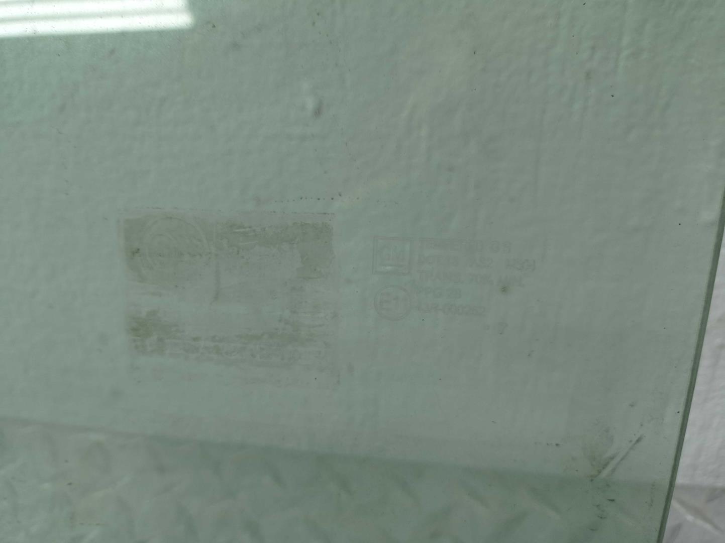 Стекло двери передней левой