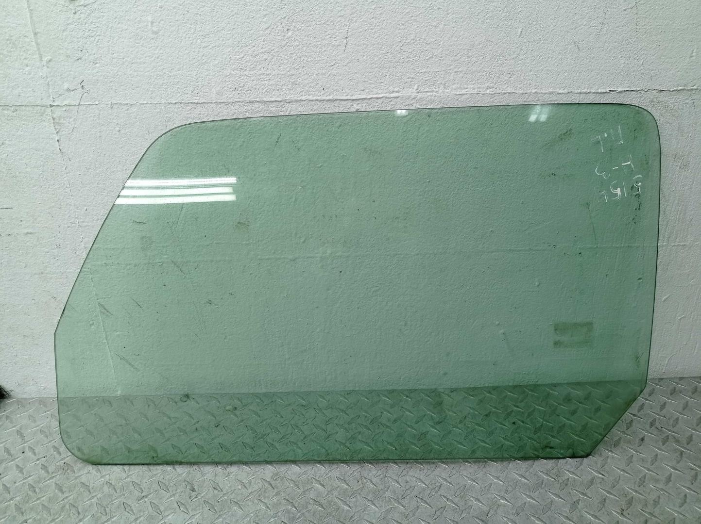 Стекло двери передней левой