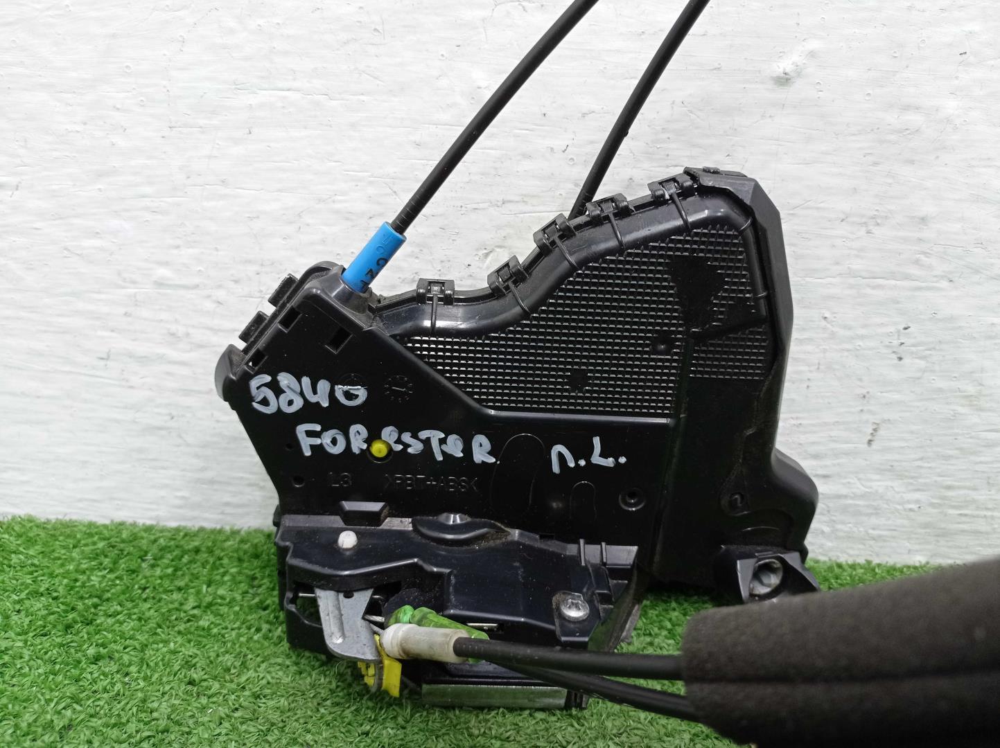 Замок двери передней левой