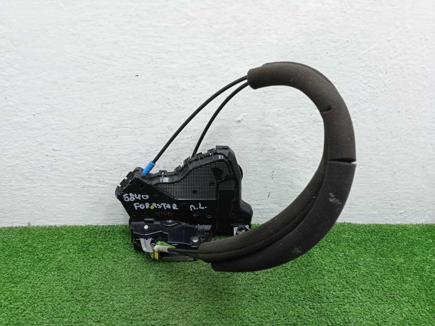 Замок двери передней левой