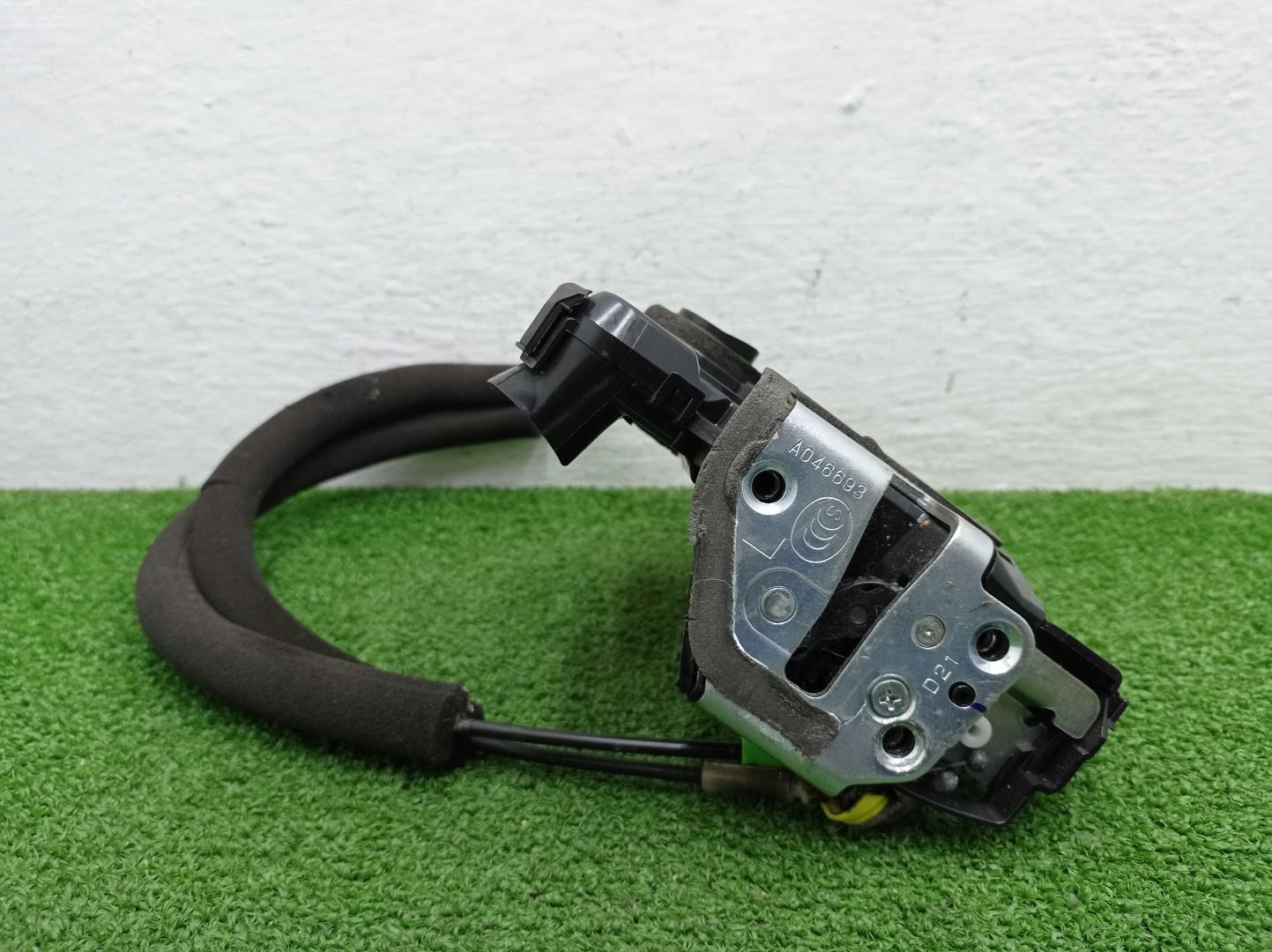 Замок двери передней левой