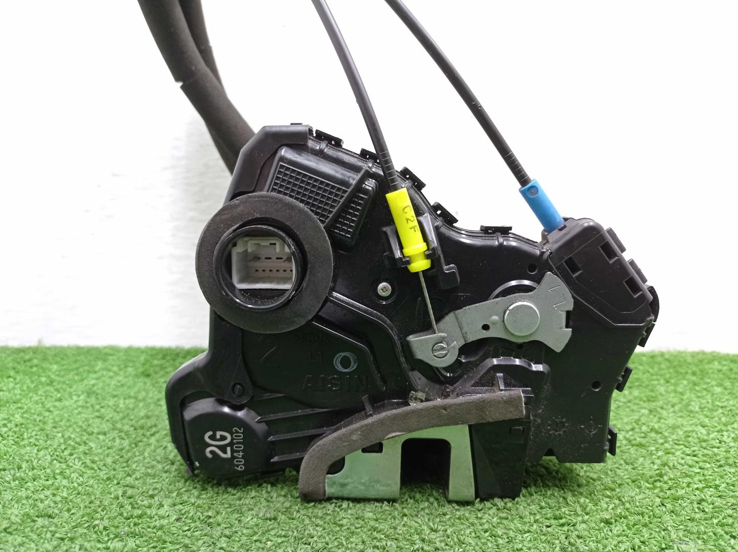 Замок двери передней левой