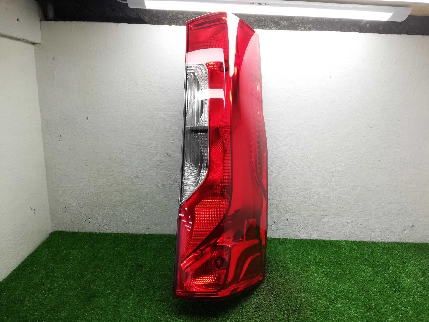 Фонарь задний наружный правый