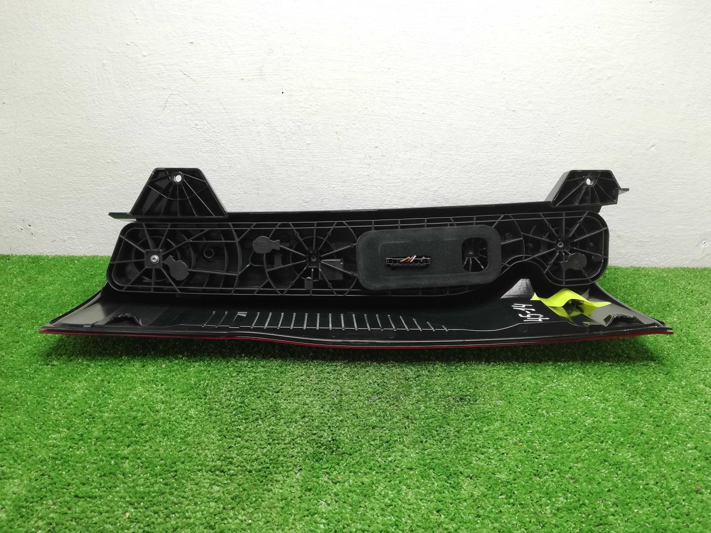 Фонарь задний наружный правый