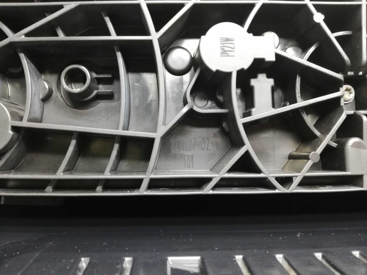 Фонарь задний наружный правый