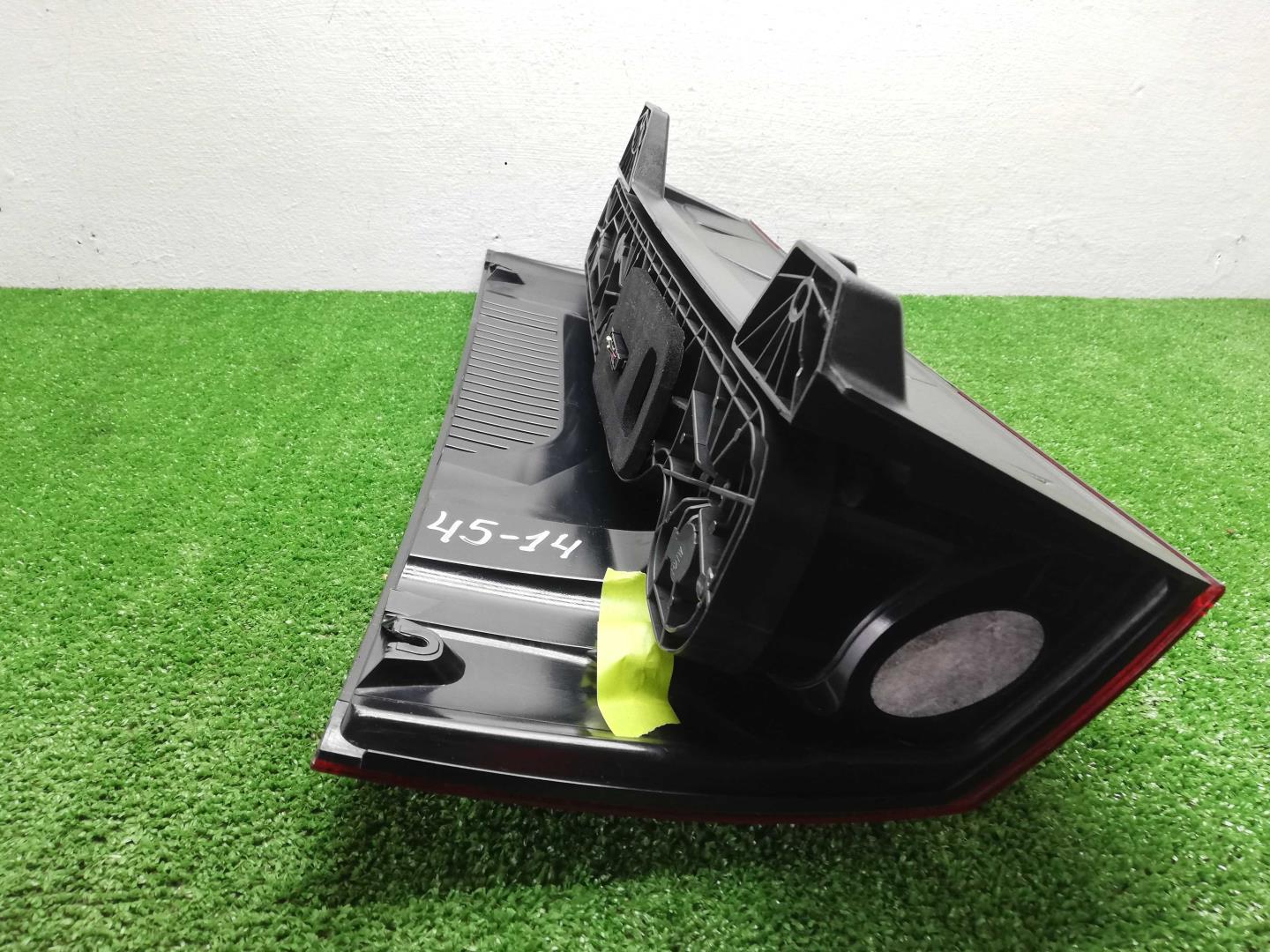 Фонарь задний наружный правый