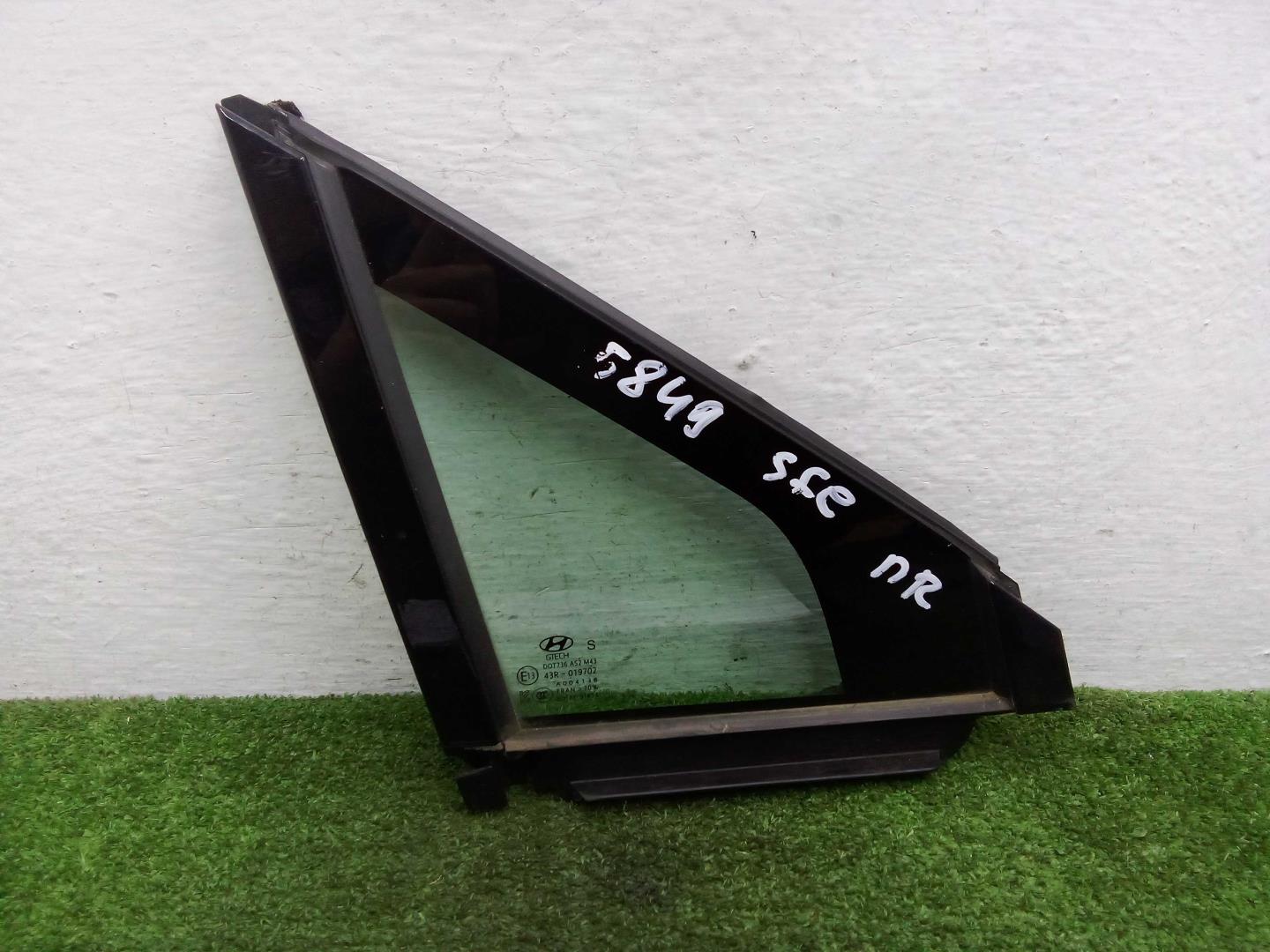 Стекло двери передней правой