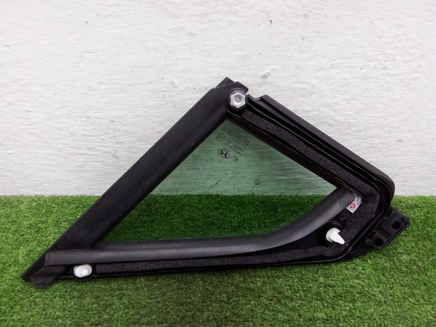 Стекло двери передней правой