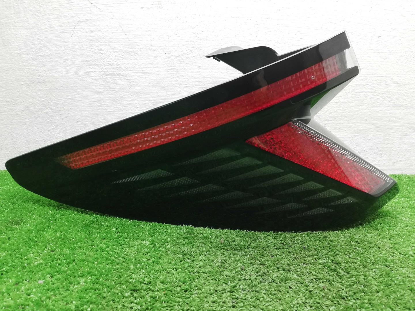 Фонарь задний наружный левый