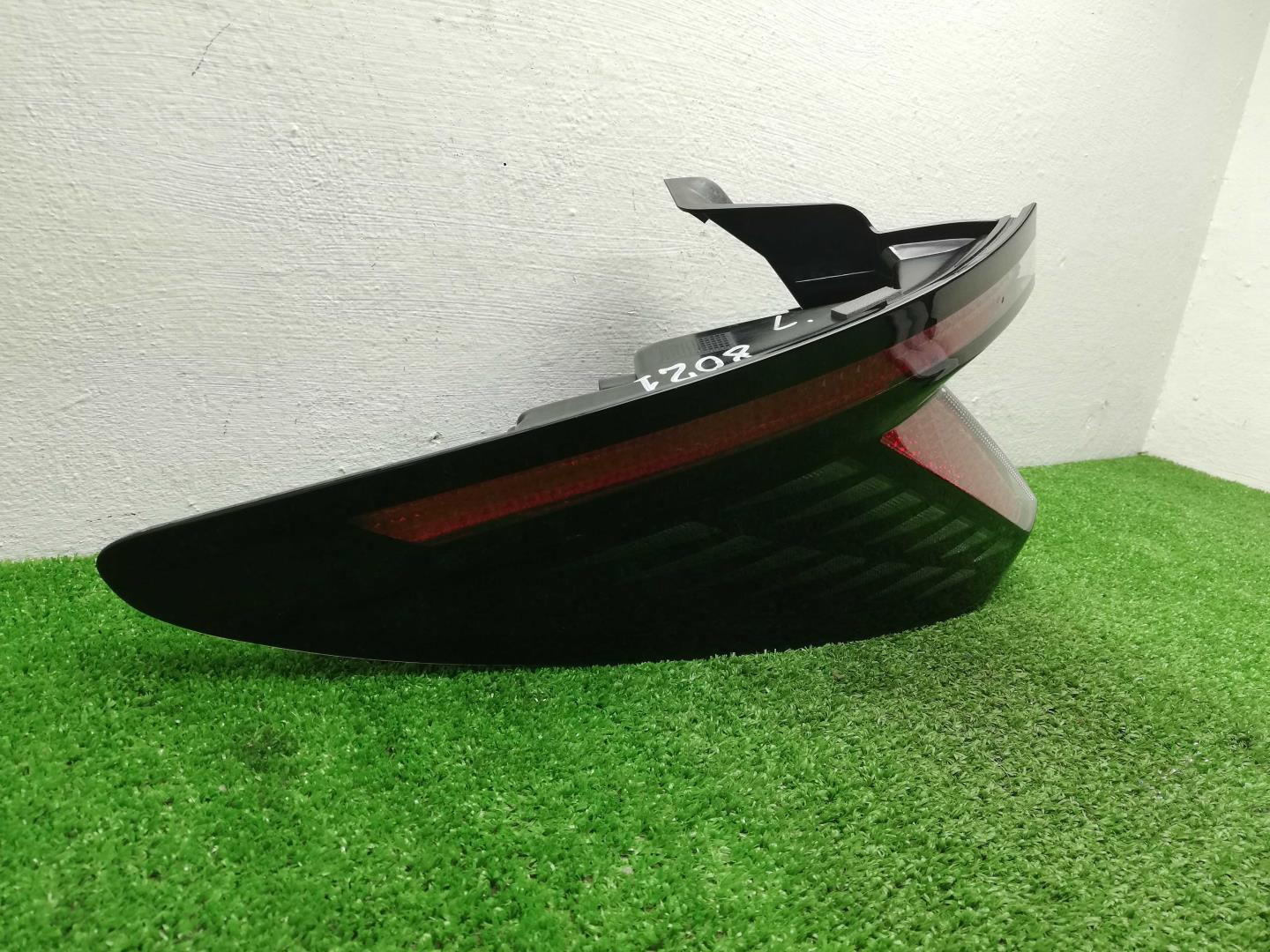 Фонарь задний наружный левый