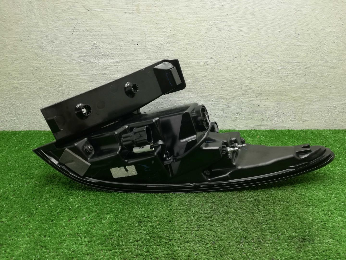 Фонарь задний наружный левый