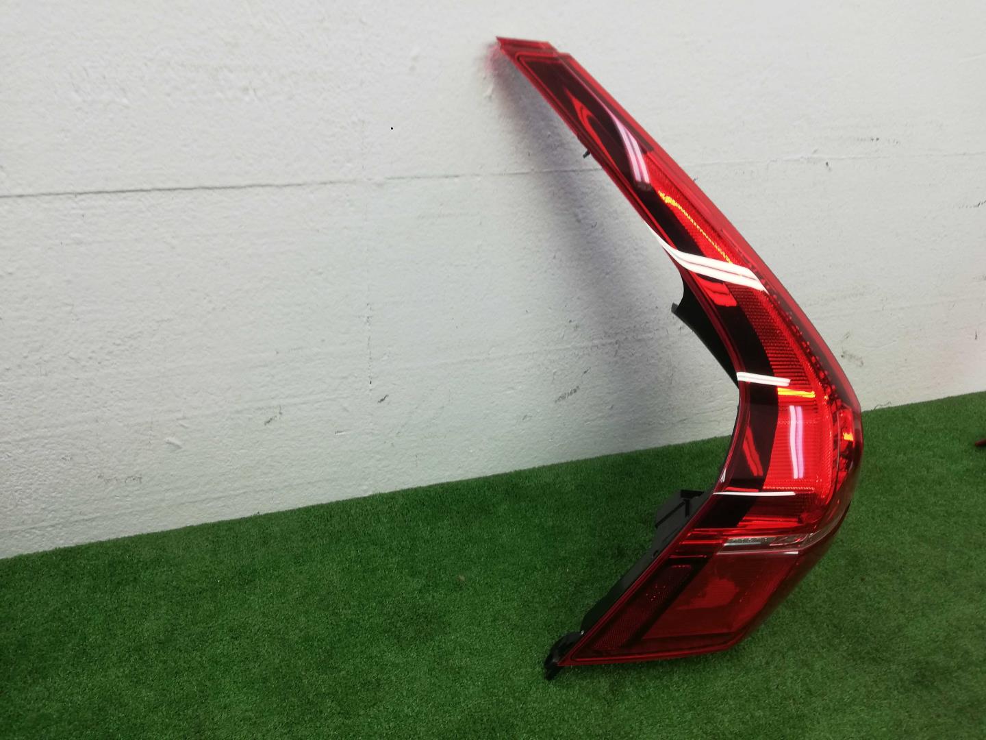 Фонарь задний наружный левый