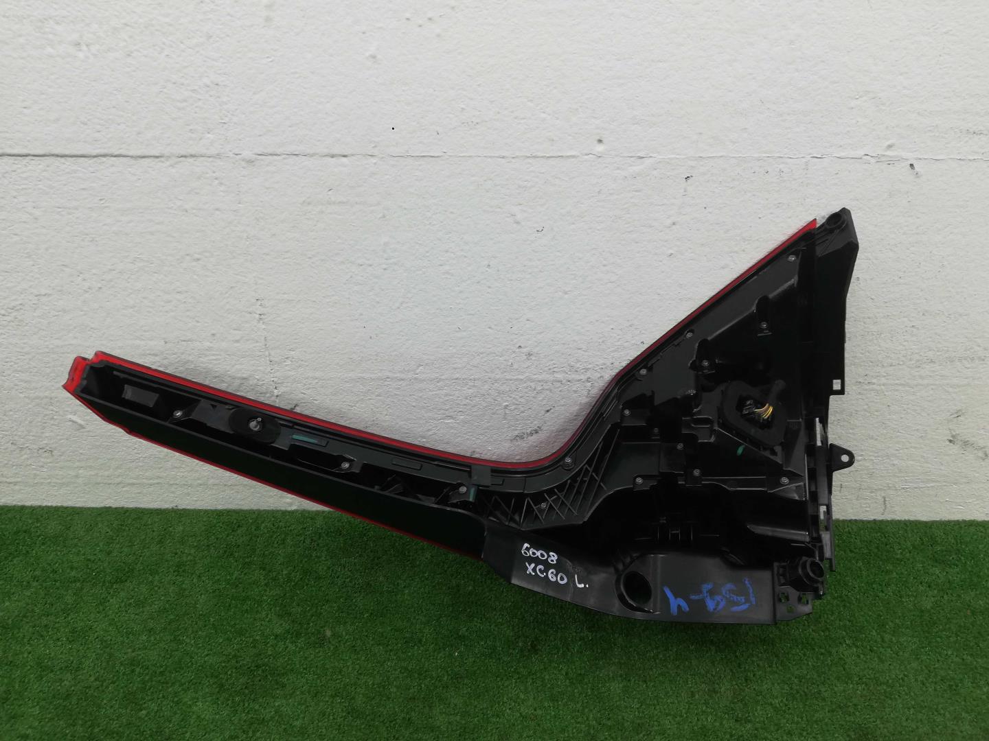 Фонарь задний наружный левый