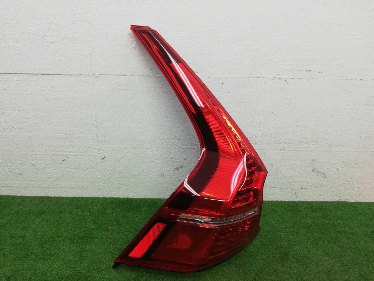 Фонарь задний наружный левый