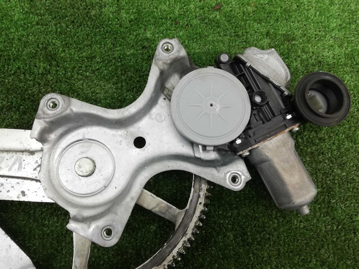 Стеклоподъемник электр. передний правый