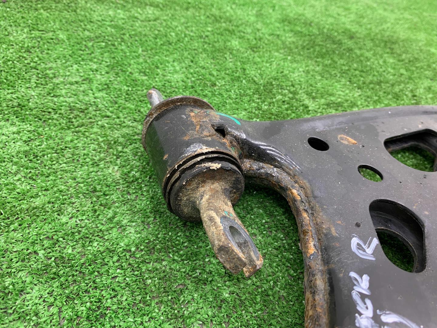 Рычаг передний нижний правый