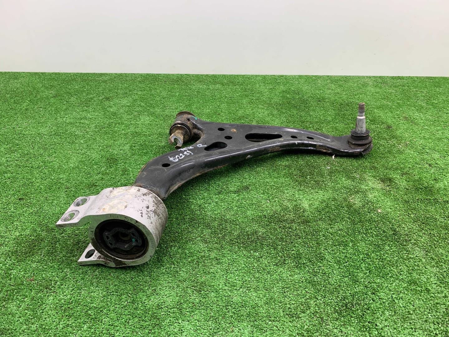 Рычаг передний нижний правый